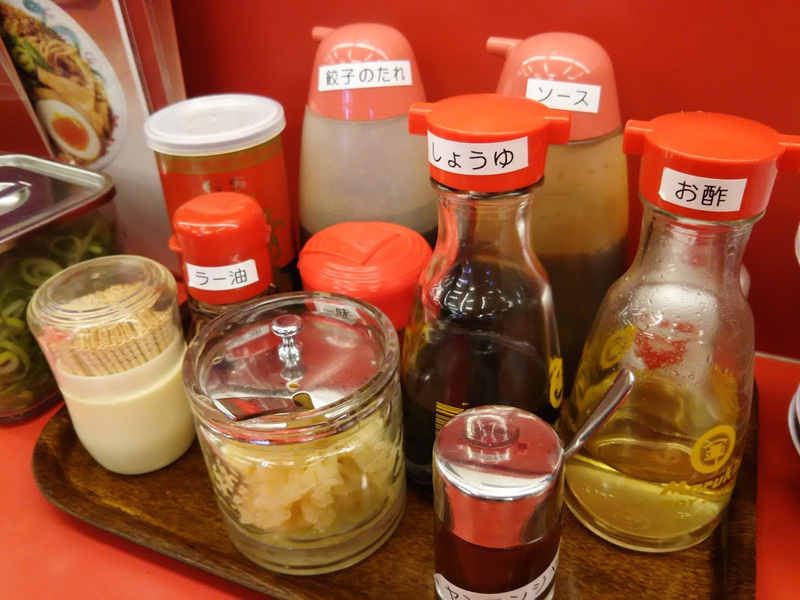 京都北白川 ラーメン 魁力屋 北山店のテーブルの上の調味料