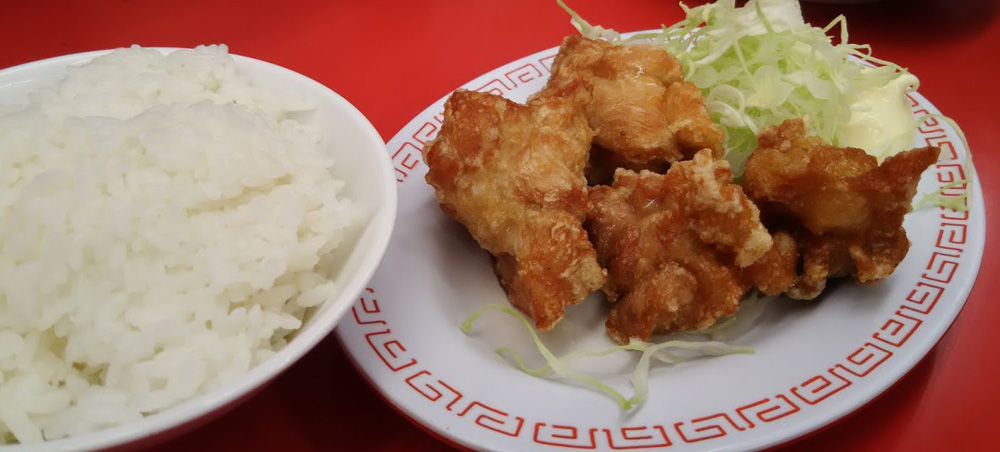 ラーメン 魁力屋 北山店の 唐揚げ定食の ご飯と唐揚げ