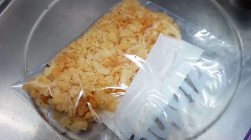 冷凍用ジップロックに天かすを入れて保存。余計な油を吸ってくれることを期待してキッチンペーパー