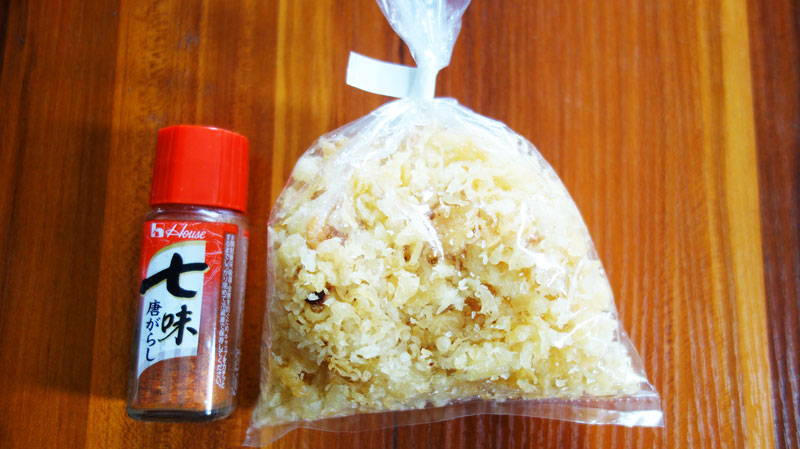 スーパーで売ってる天かす。このサイズで50円だったはず