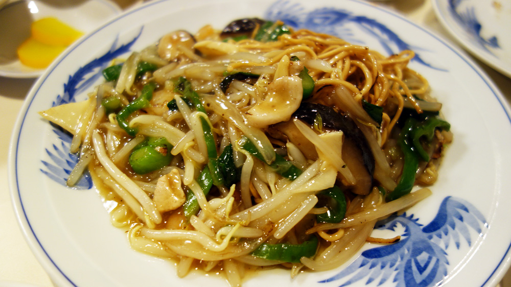 鳳飛(ほうひ)さんの 焼きそば あんかけが美味しい。