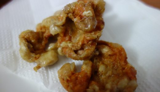 とり皮をレンジでカリッとさせてみた。クッキングシートが便利です。