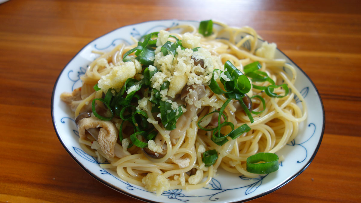 油揚げ、シメジ、トッピングに天かすとネギの和風?パスタ。