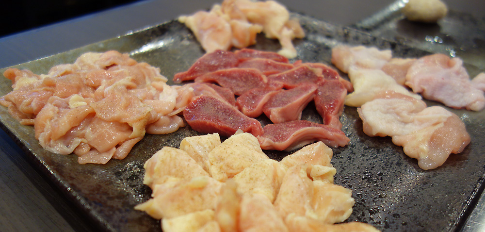 鶏焼肉 仁和鶏さんで 鶏を食べる。部位ごとに美味しさいろいろ。バラエティ5種盛