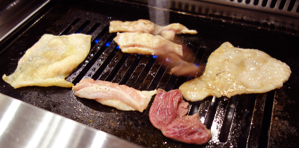 仁和鶏さんで鶏焼肉。鉄板で自分で焼いていただきますー。