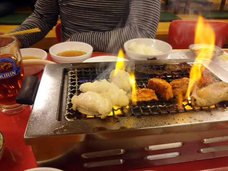 アジェで焼肉。アミの上で焼けるホソ。天肉も美味しい。