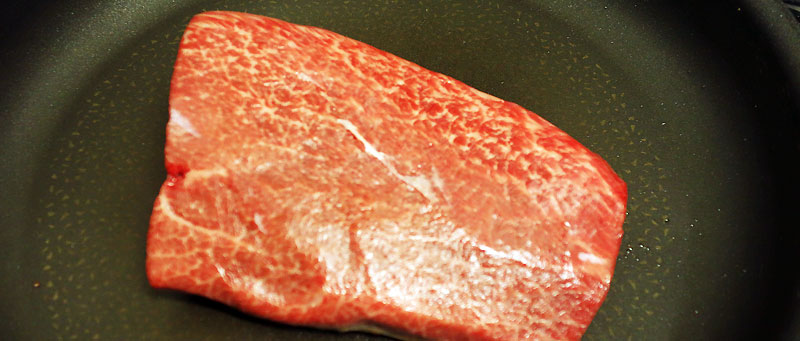 とうがらし肉をフライパンで焼いてたたきにする