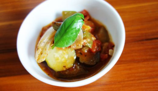 ニンニクたっぷりラタトゥイユを作る。夏野菜を里の駅大原で買う。