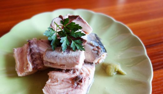 鯖缶はくるねこさんにならって酢をかけてわさびで食べる。