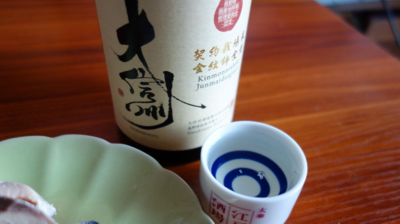 鯖缶にお酢をかけてわさびを添えて日本酒と