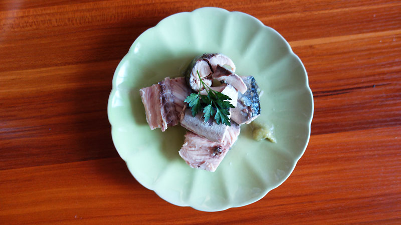 こちらは150円鯖缶。身はしっかり。美味しいけれどちょっとパサつく。