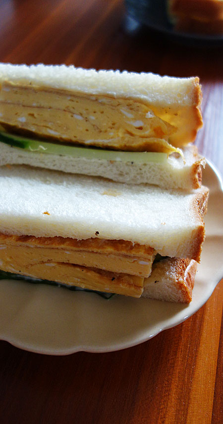 お昼ごはんにだし巻きサンドイッチ。