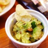 ワカモレをつくろう。トルティーヤチップじゃなくて堅あげポテト添え。