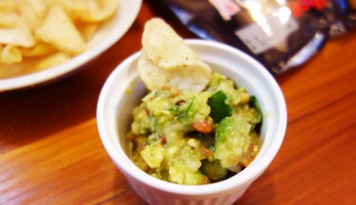 ワカモレをつくろう。トルティーヤチップじゃなくて堅あげポテト添え。