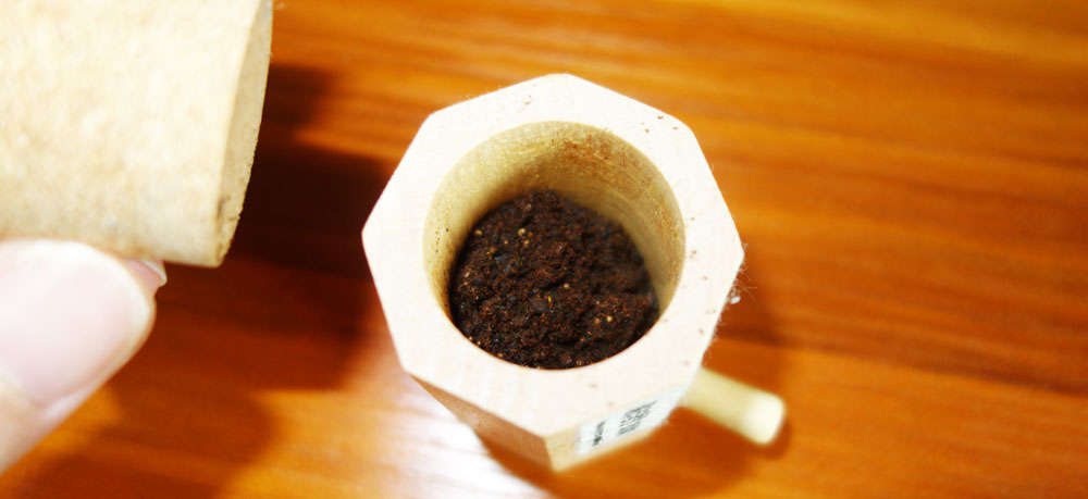 原了郭さんの黒七味の蓋を開けたところ。