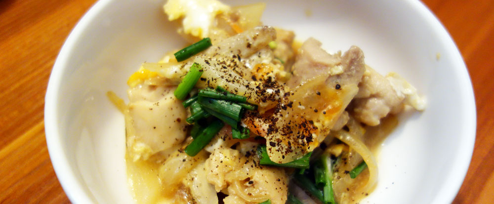 親子丼(ご飯なし)白だしで玉ねぎを先に煮てそこに細切れにした鶏肉。卵は2回に分けて入れて最後に色味にネギ。