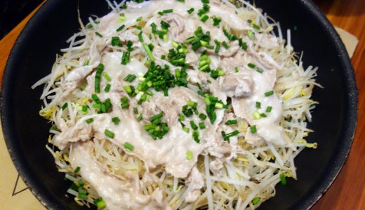 節約料理なのかな？ともかく手軽なもやし豚肉蒸し。