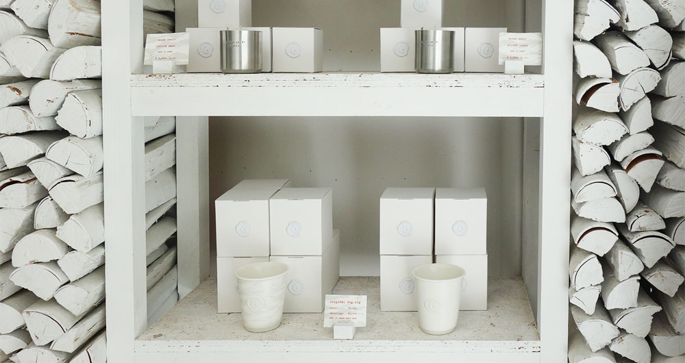 カフェ Walden Woods Kyoto (ウォールデン ウッズ キョウト)さんのカップなどを販売しているコーナー。