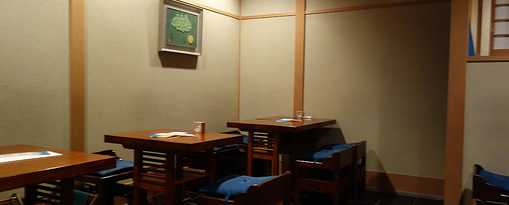 一保堂茶舗さんの喫茶室　嘉木　の店内。落ち着いた雰囲気。