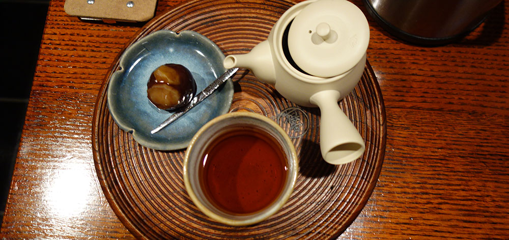 一保堂茶舗京都本店さんの喫茶室　嘉木さんのほうじ茶