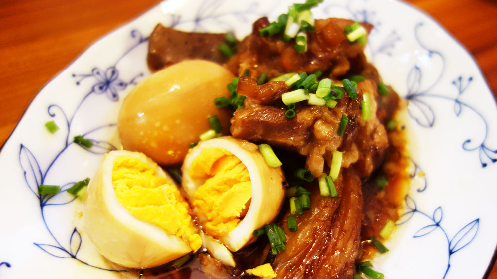 豚軟骨の煮込み。こんにゃくとゆで卵入り。