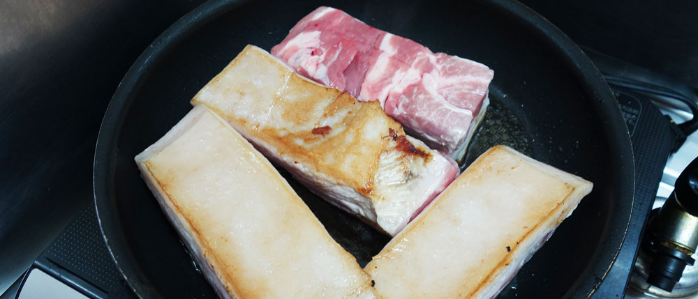 焼き豚を作るときはフライパンで焼き目を付けます。