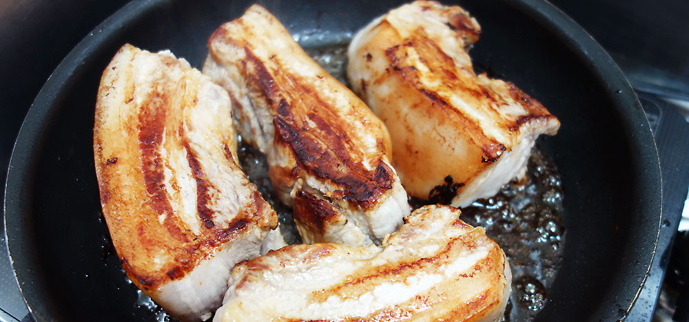 焼き豚はお鍋で煮る前に全体的に焼き目を付けます。