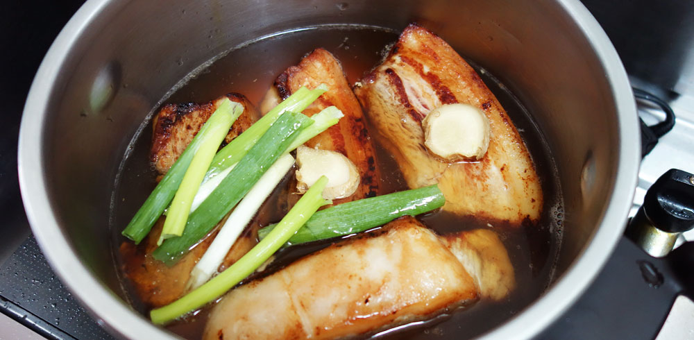 焼き目を付けた豚バラブロックを圧力なべで圧をかけます。