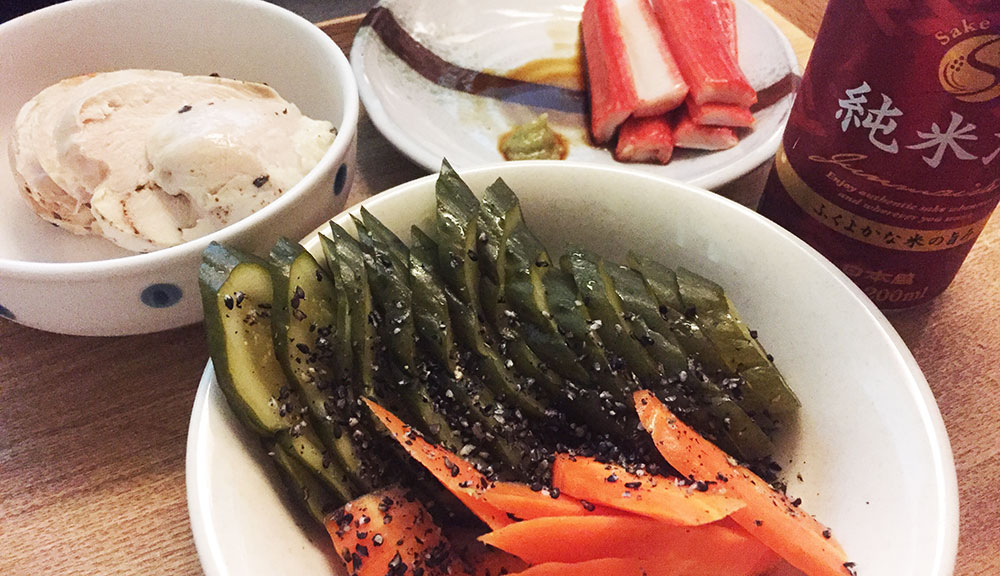 ぬか漬けとカニカマ。鶏ハムと日本酒