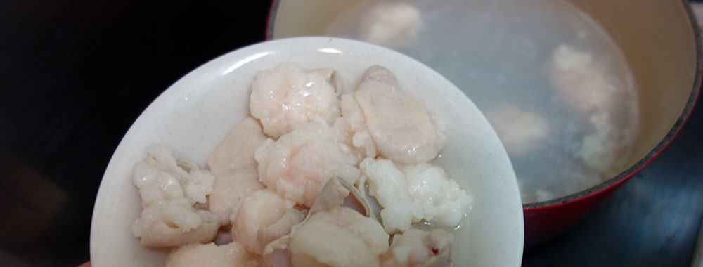 ホソを下茹でしたところ。