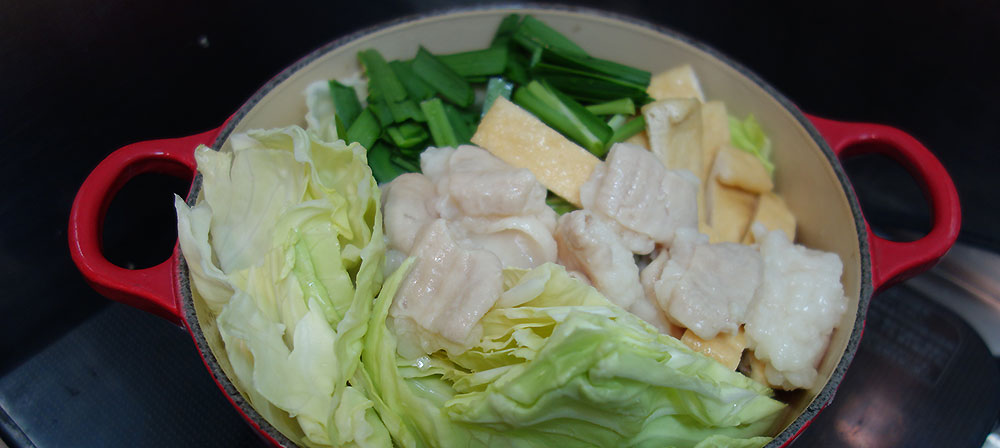 スープにキャベツとニラ、油揚げ、ホソをいれたところ、