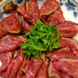 いつものとうがらし（ウデ）で牛たたきを作る。
