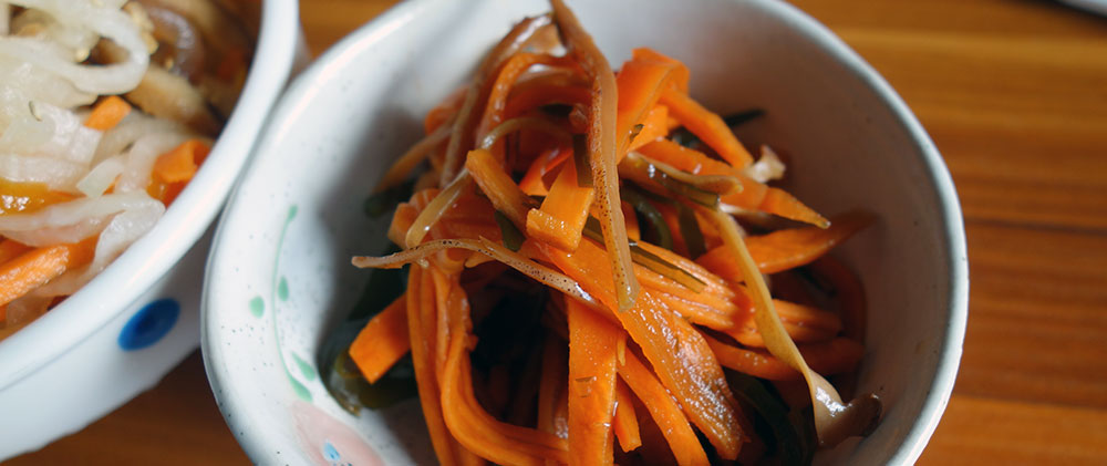 千切りのにんじん、細く切ったするめ、昆布。それらを沸かしたみりんと醤油に漬け込むことでめちゃくちゃウマイつまみができる