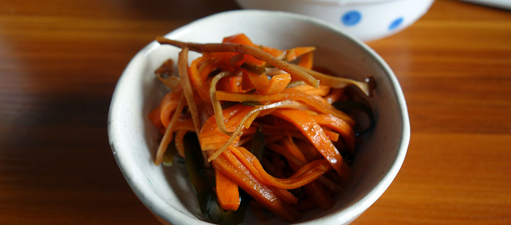 千切りのにんじん、細く切ったするめ、昆布。それらを沸かしたみりんと醤油に漬け込むことでめちゃくちゃウマイつまみができる