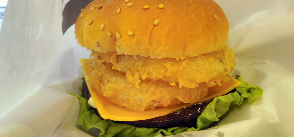 無添くら寿司のフィッシュバーガー　オニオンリングがなんか美味しい。
