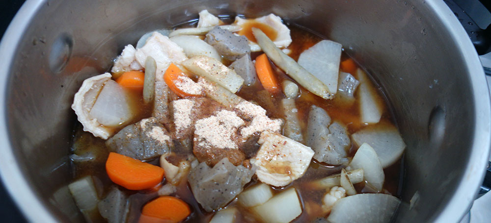 圧力鍋に　大根　人参　こんにゃく　ごぼう　ホルモン　茅乃舎だし　酒　醤油　みりん　味噌　全部入れる