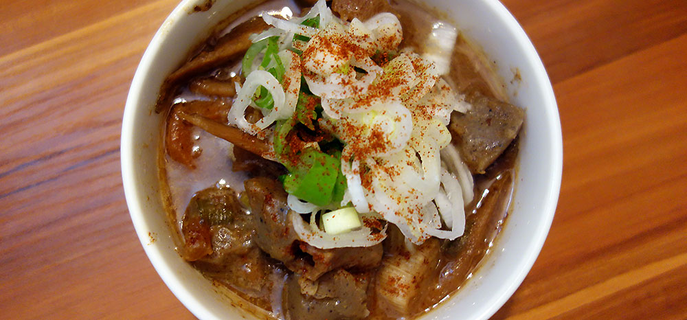 ミートフーズヤマダ　出町店さんのホルモンでモツ煮込み　九条ネギをたっぷり　一味もたっぷり