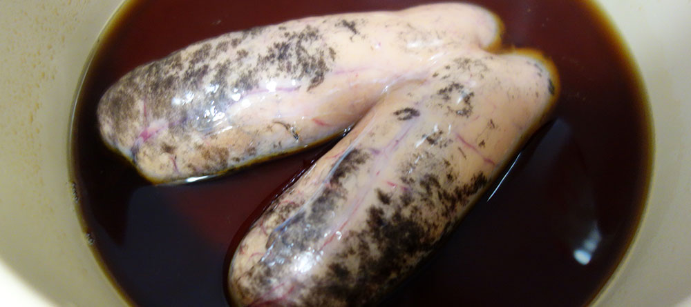 鱈の子（たらのこ）を沸騰させた煮汁を弱火にしたところにいれたもの。