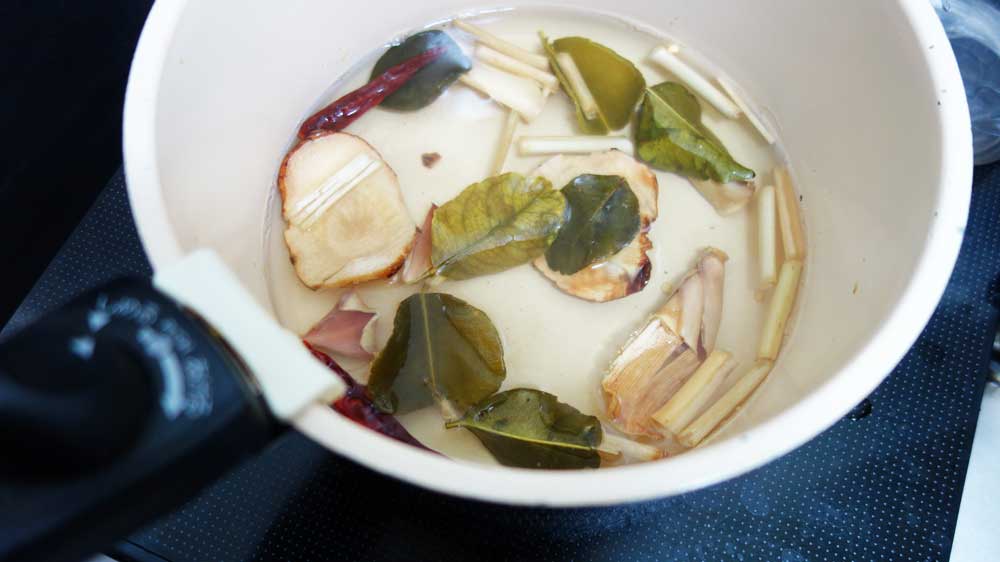 トムヤムクンのスパイスを煮込む