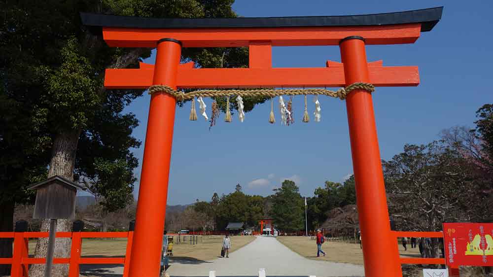 上賀茂神社の朱塗りの鳥居