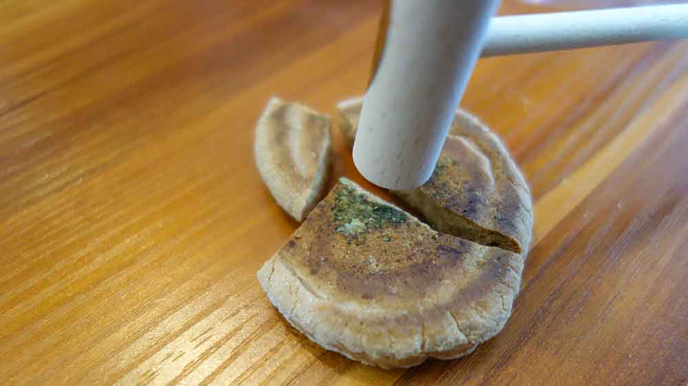 トンカチでかた焼きをばーんと割る