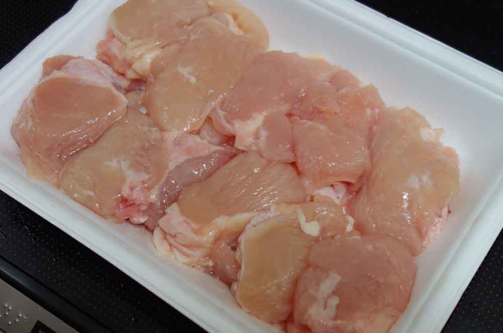 鶏肩肉　カット済みのパック入り　きれいなピンクで柔らかそうな身