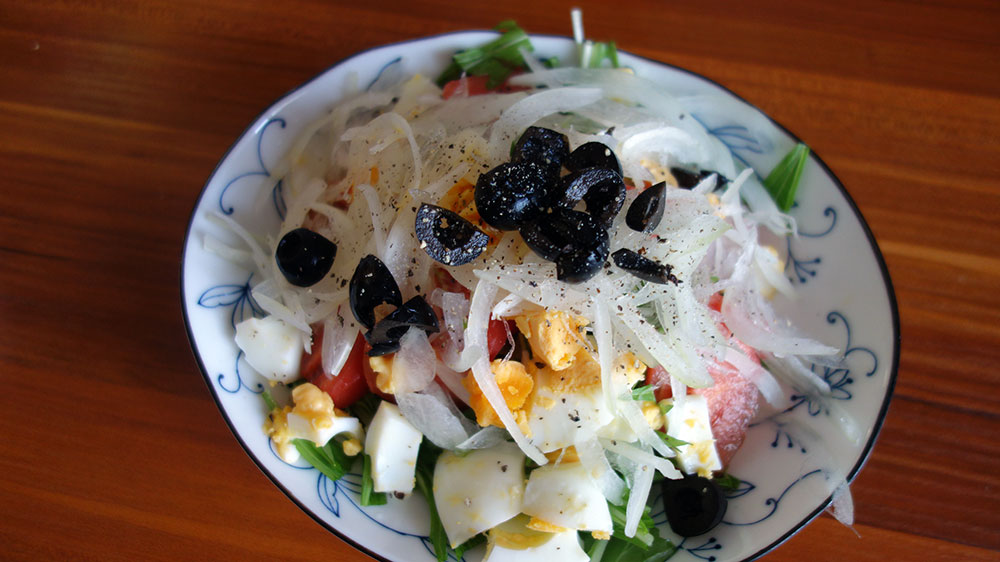 水菜・ゆで卵・オニオンスライス・ブラックオリーブ・トマトのサラダ
