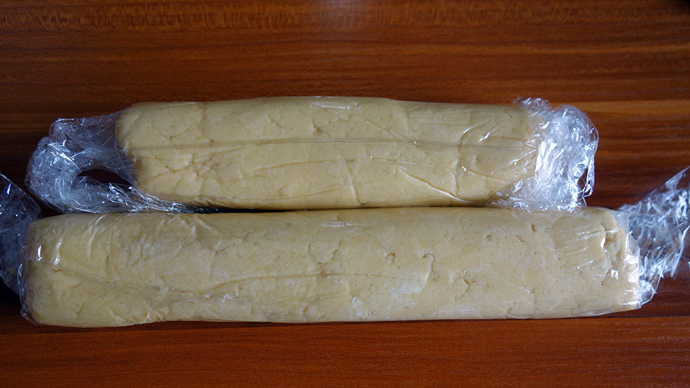 棒状に形作って冷凍庫へ。