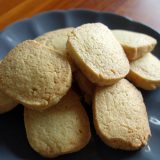出かけるのは控えて家でアイスボックスクッキーを焼いて過ごす。
