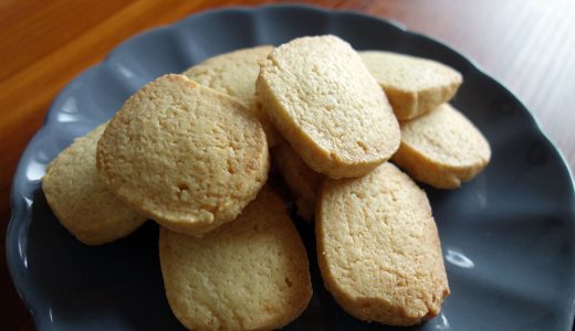 出かけるのは控えて家でアイスボックスクッキーを焼いて過ごす。