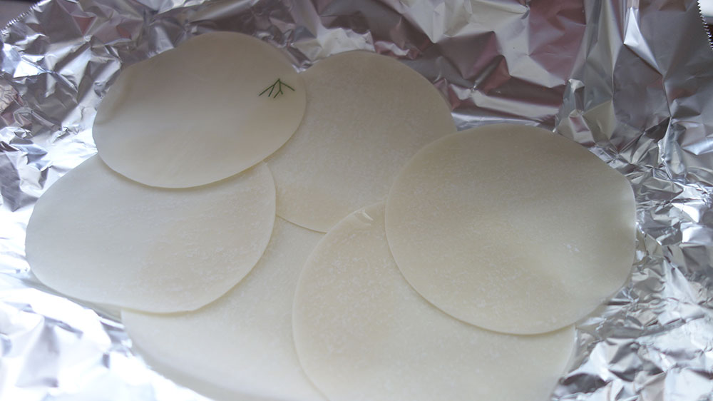 残った餃子の皮でピザ。ロースターに重ねて並べる