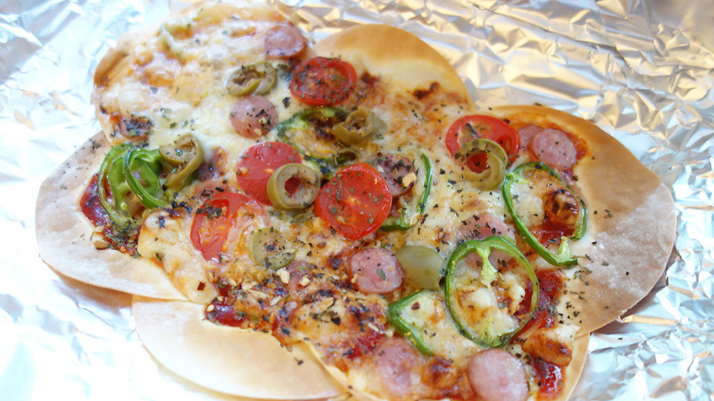 余った餃子の皮でピザ　兼ねて並べて　ケチャップとミックススパイス、チーズの上に具材。かんたん