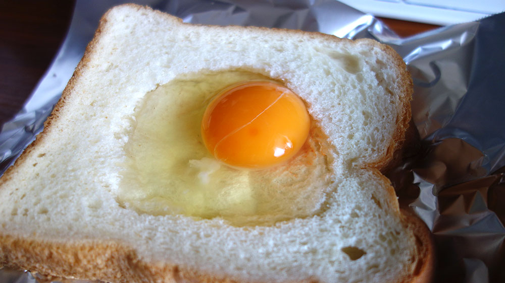 卵がこぼれないくらいにスプーンで食パンをくぼませる