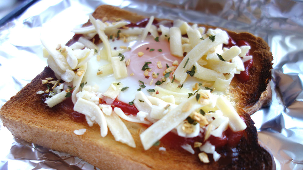 卵にちょっと火を入れたらチーズを乗せて再度焼く